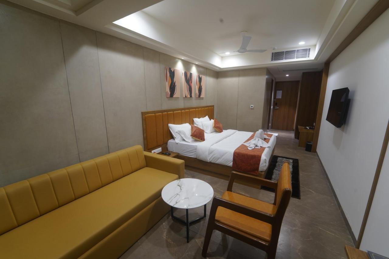 Hotel Stature Inn Kevadia Eksteriør bilde