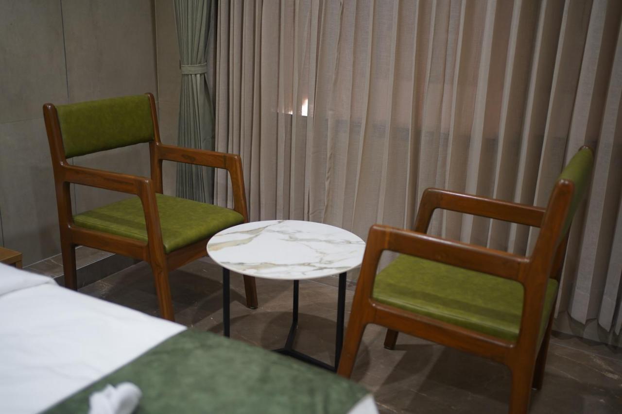 Hotel Stature Inn Kevadia Eksteriør bilde